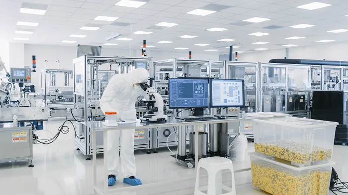 Workstation with production data on screens